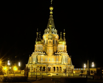Свято-Михайловский собор в Ижевске: величественный образ в ночной подсветке