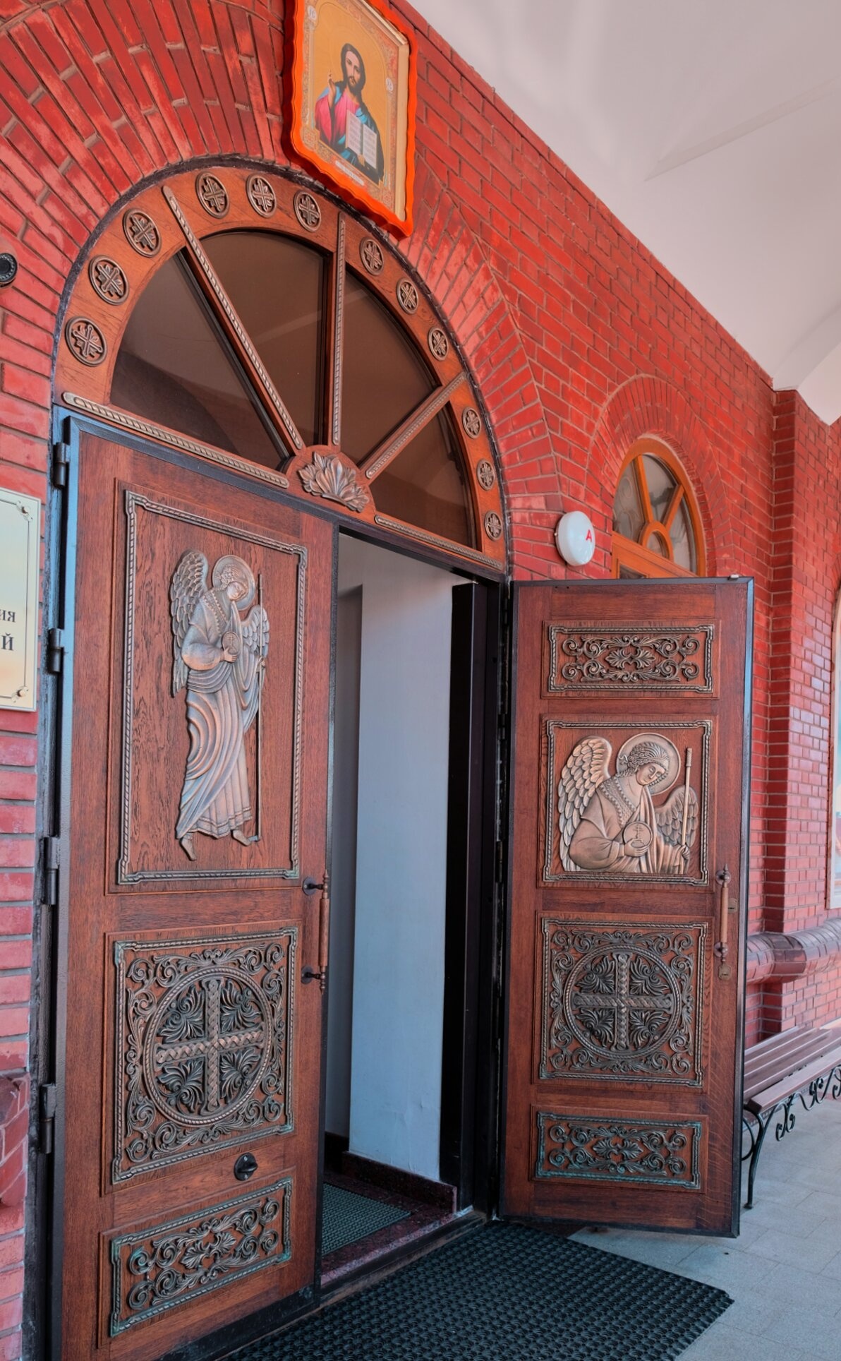 Входная группа храма в честь святого Архангела Михаила в Ижевске