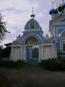 Вход на территорию храма Сретения Господня в Балахне