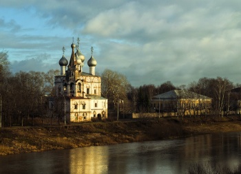 Церковь Иоанна Златоуста в Вологде на берегу реки