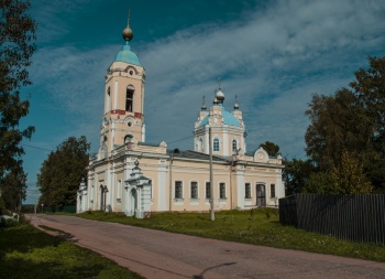 Церковь иконы Божией Матери «Знамение» в деревне Любыни