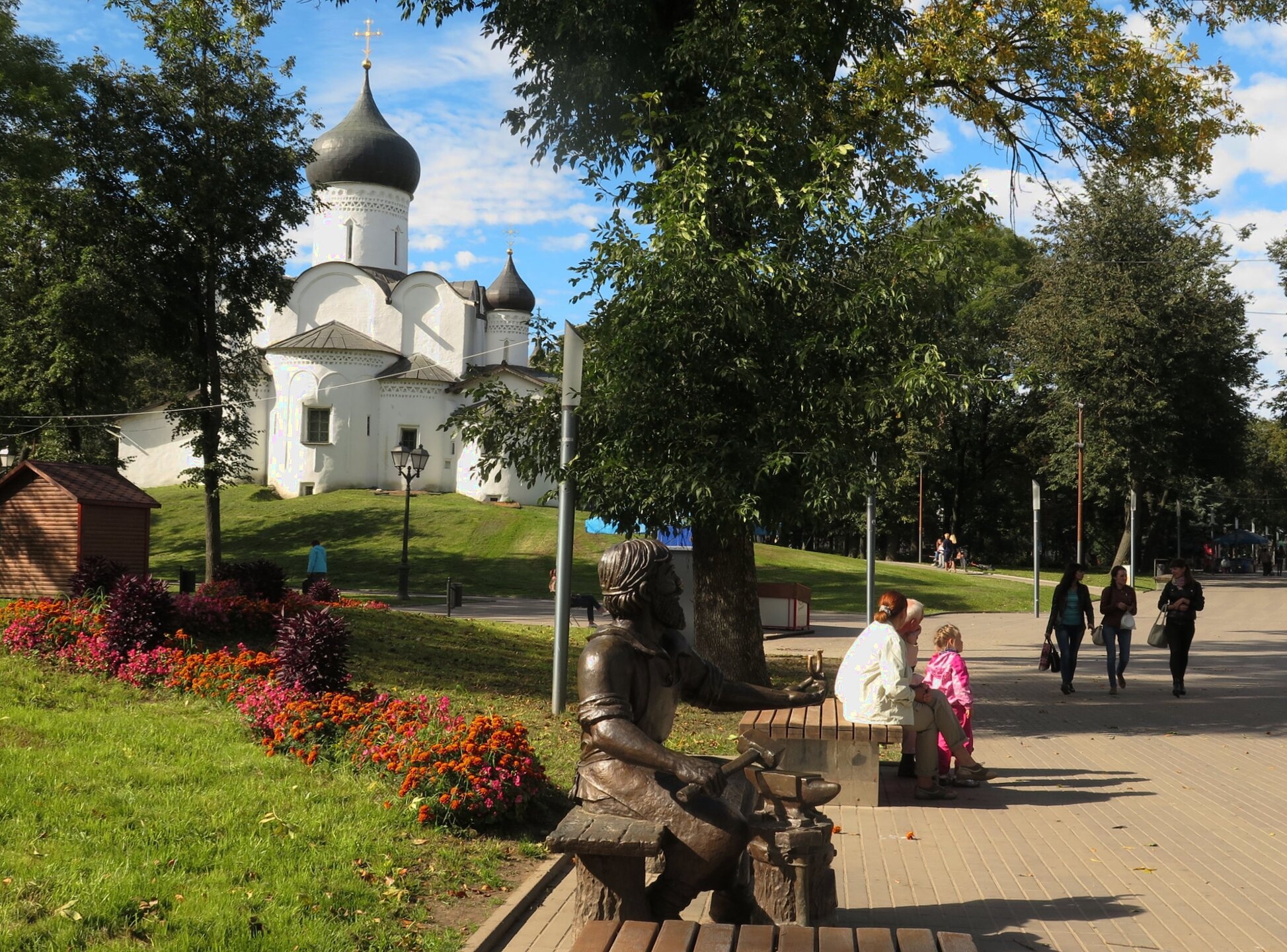 Церковь Василия на Горке в Пскове: вид из Детского парка