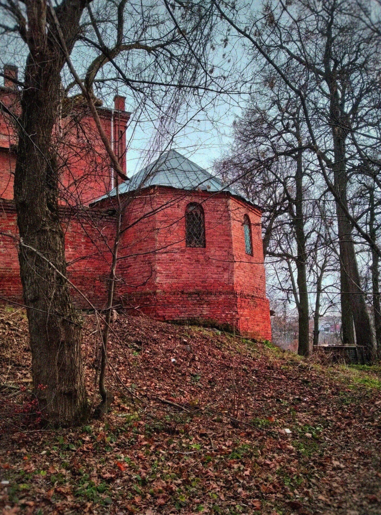 Угловая башня Свято-Лаврентьева монастыря в Калуге