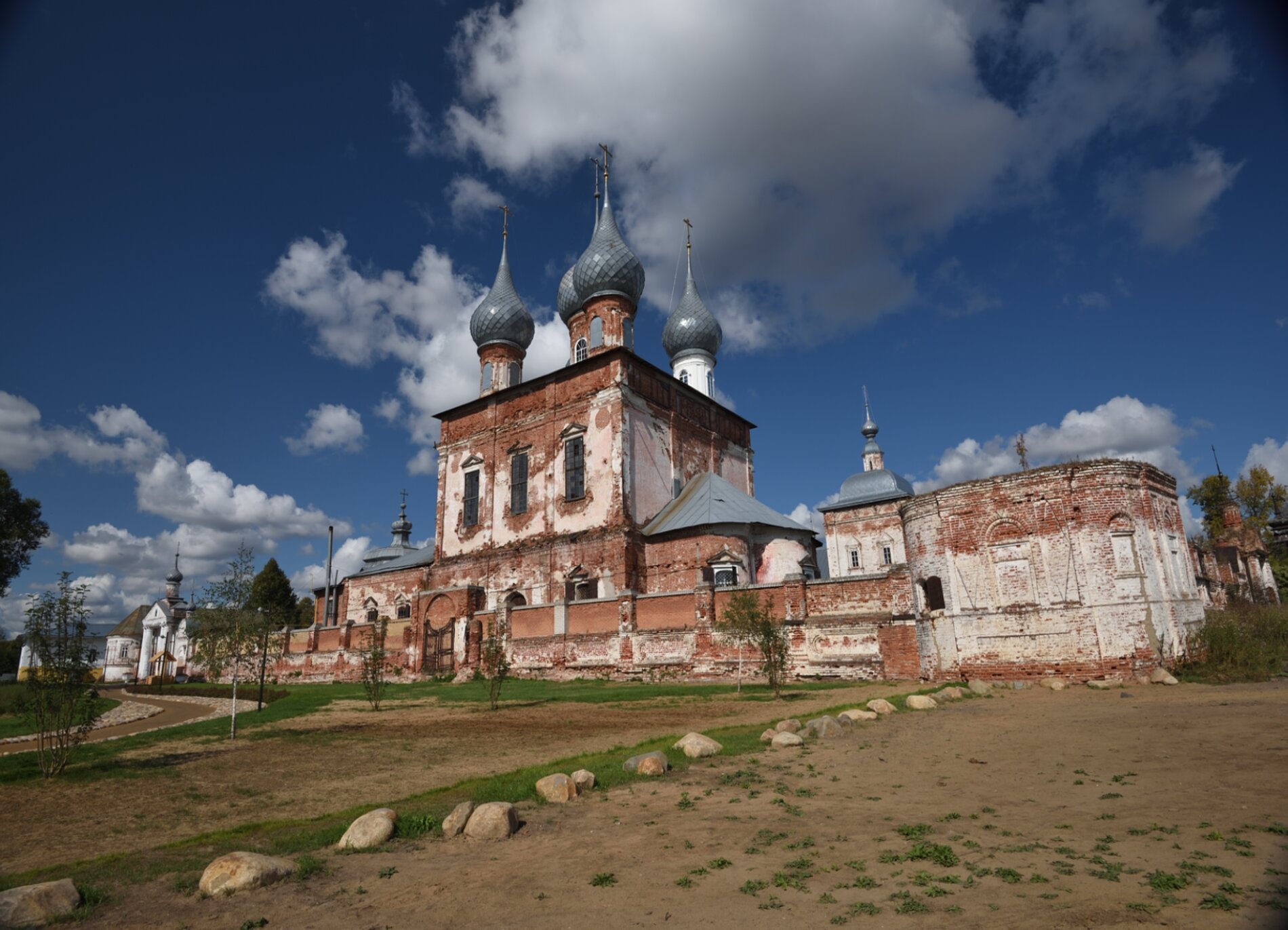 Храмовый комплекс в селе Васильевское: Введенская и Троицкая церкви