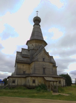 Успенская церковь в селе Варзуга на фотографии