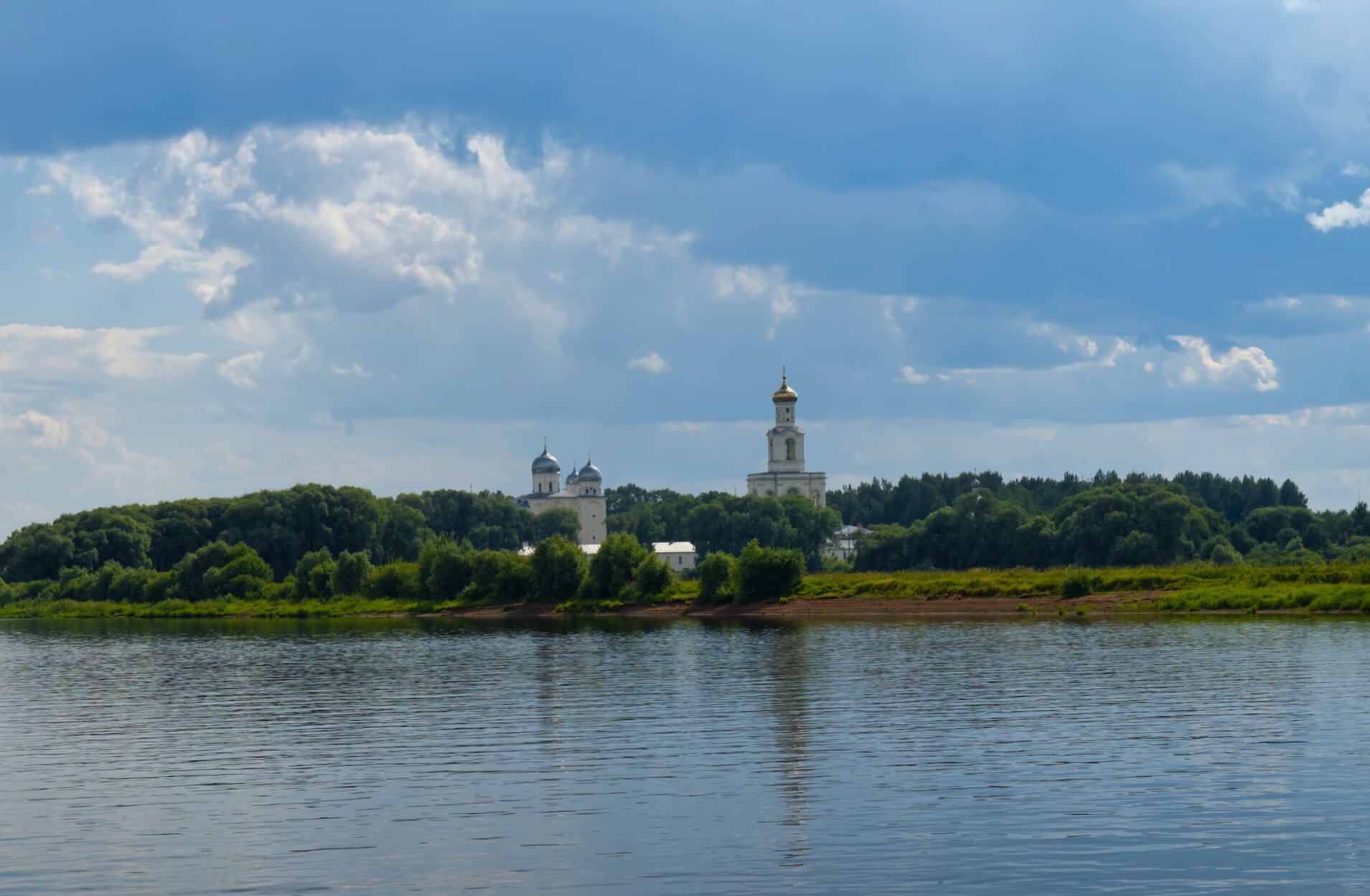Свято-Юрьев монастырь на берегу реки Волхов