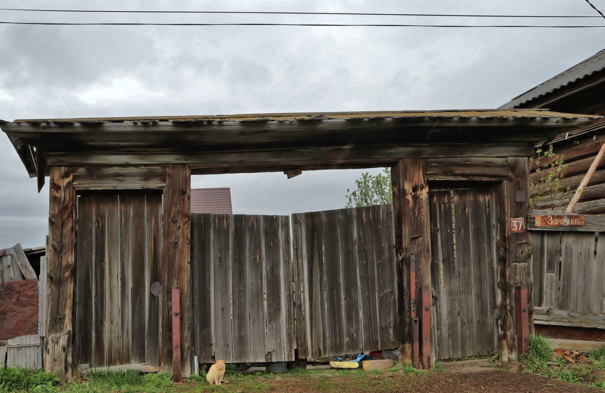 Старинные деревянные ворота усадьбы Солобоева в Тюменской области
