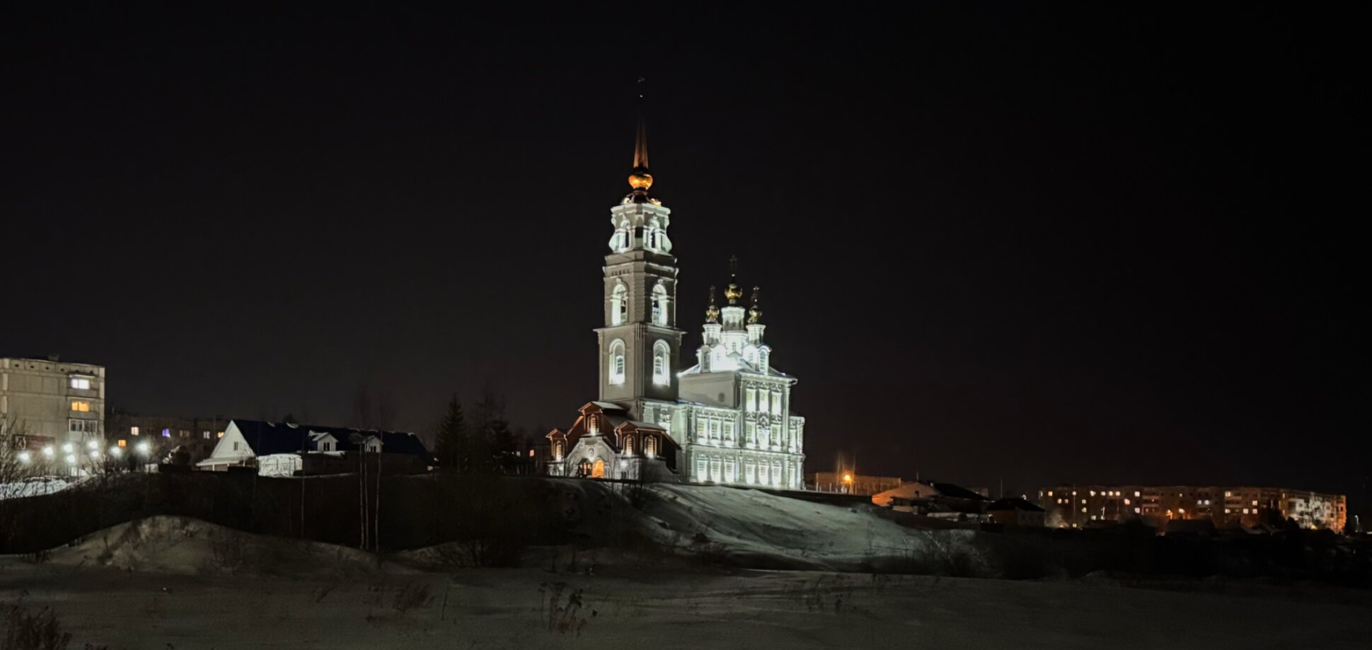 Храм святых апостолов Петра и Павла в Североуральске зимней ночью