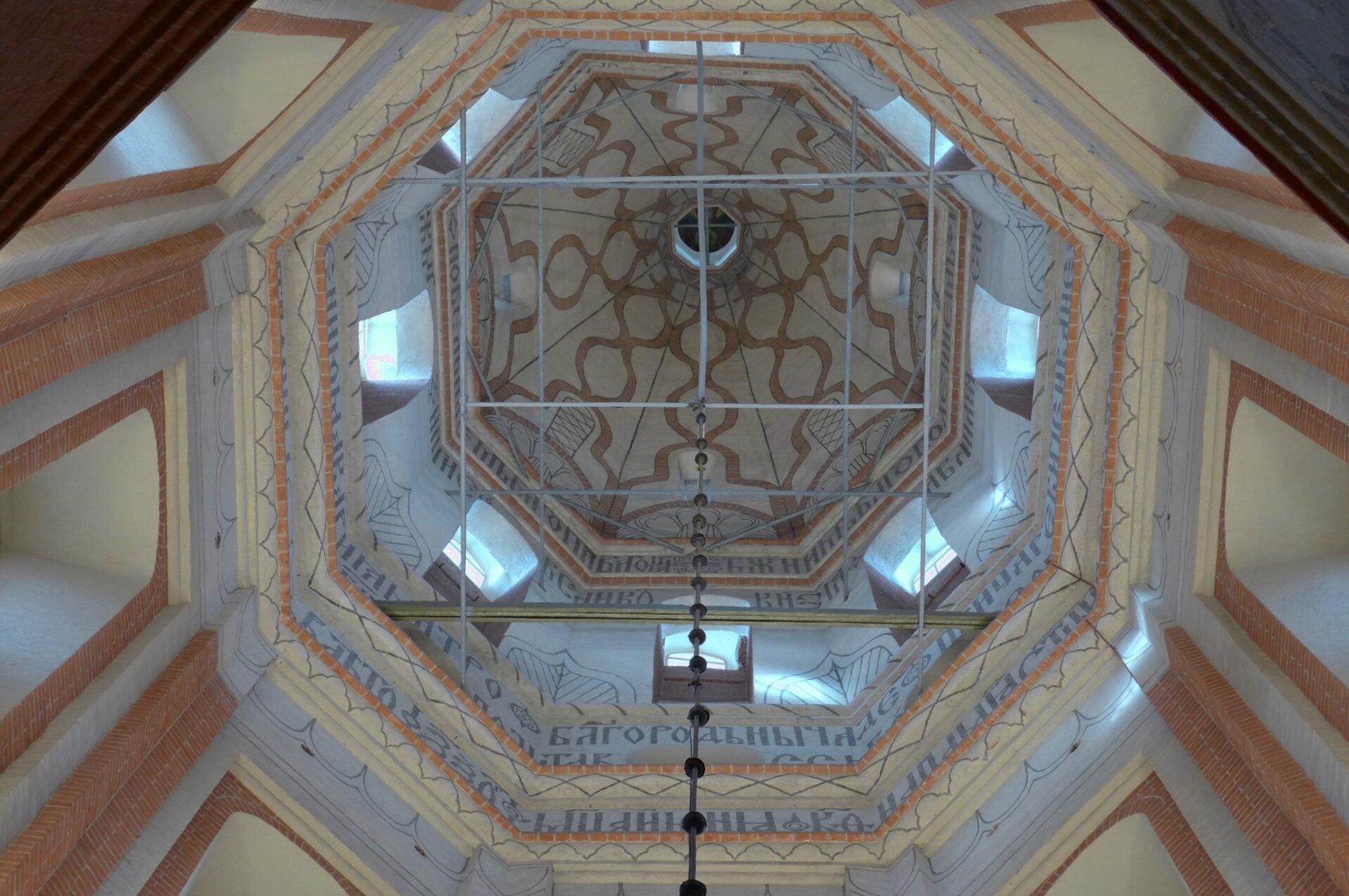 Внутренний свод Храма Василия Блаженного: детали росписи и архитектуры