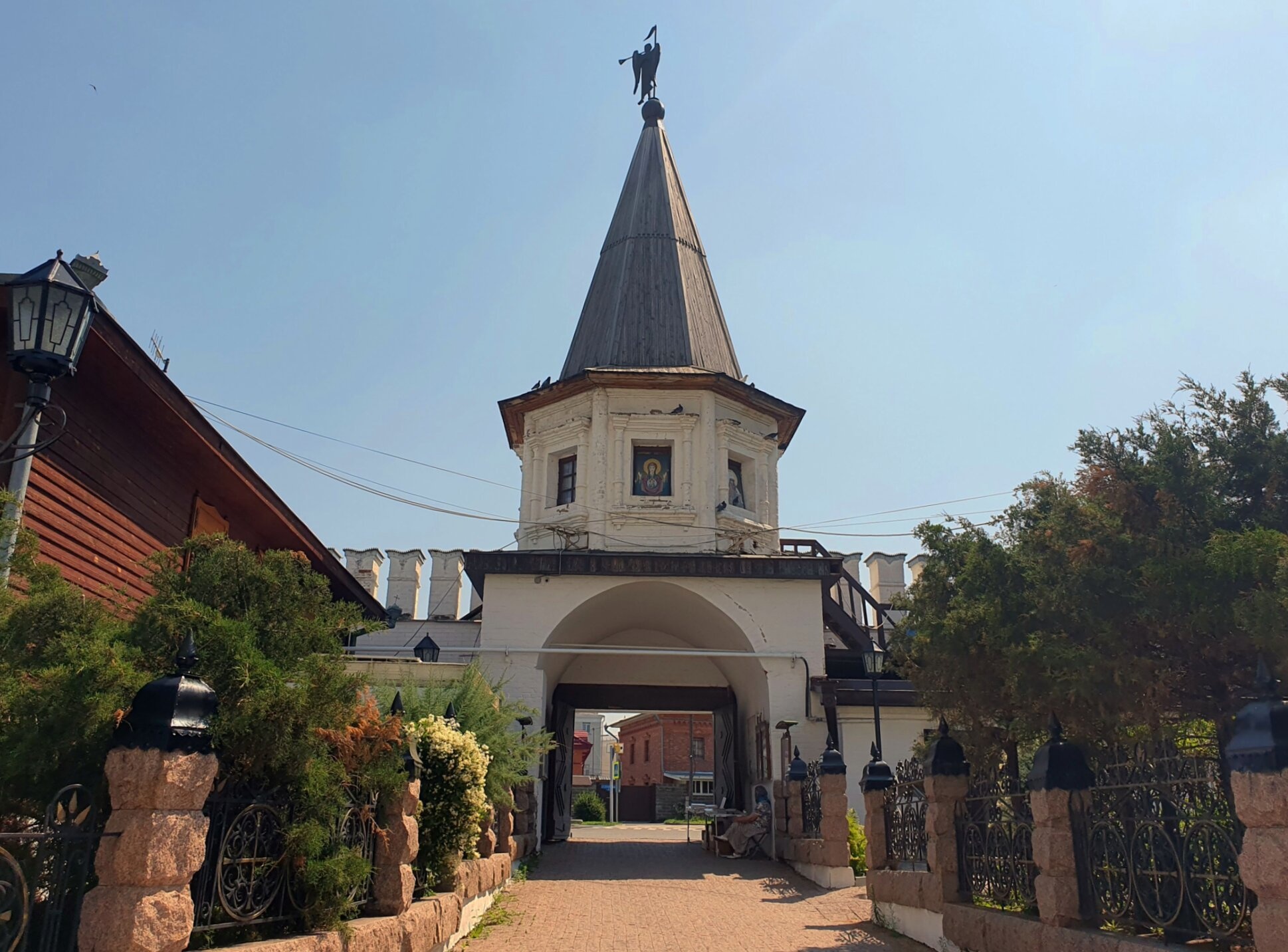 Надвратная башня Свято-Троицкого мужского монастыря в Тюмени