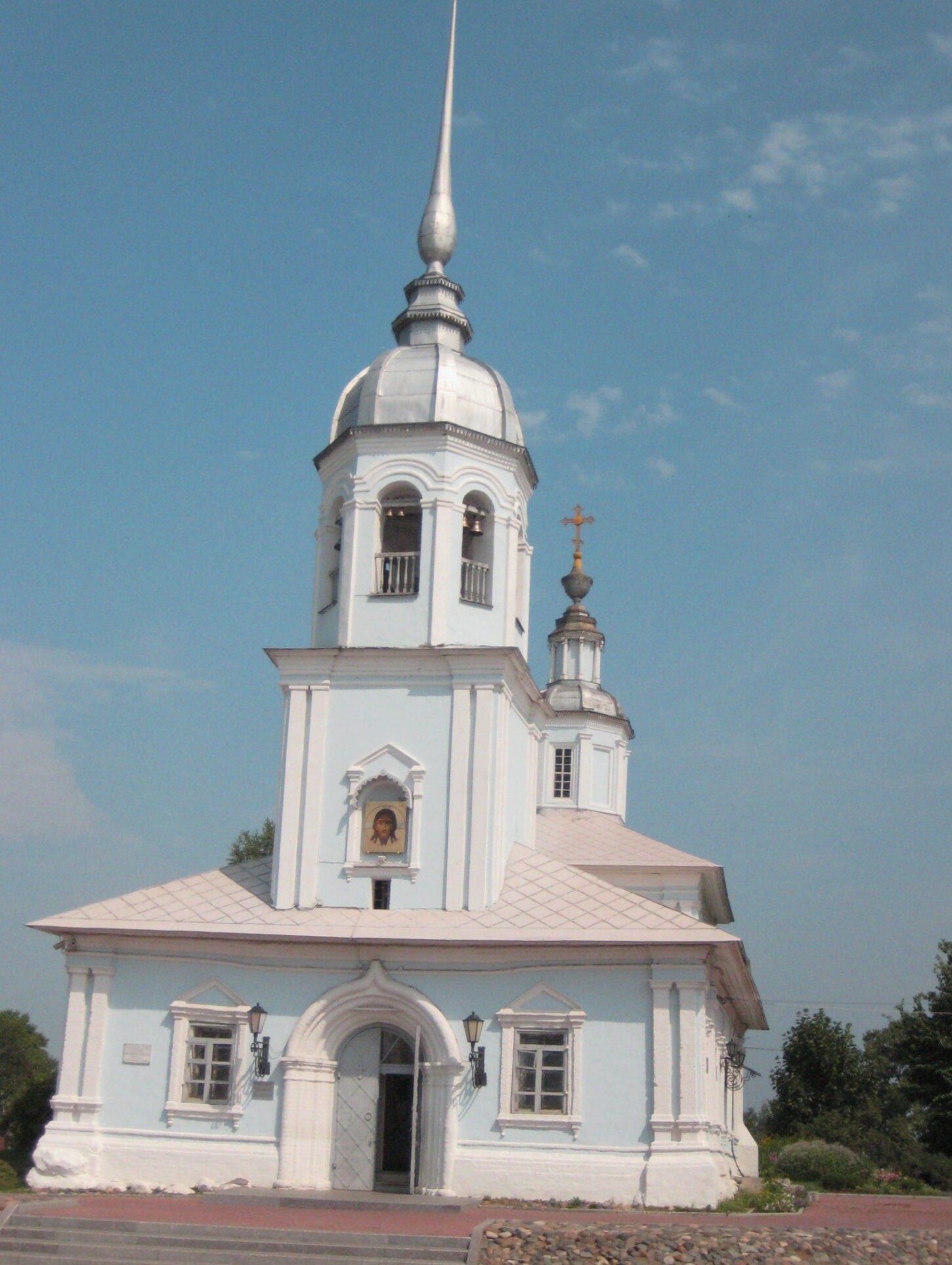 Статуя апостола на балюстраде церкви Рождества Богородицы в Подмоклово