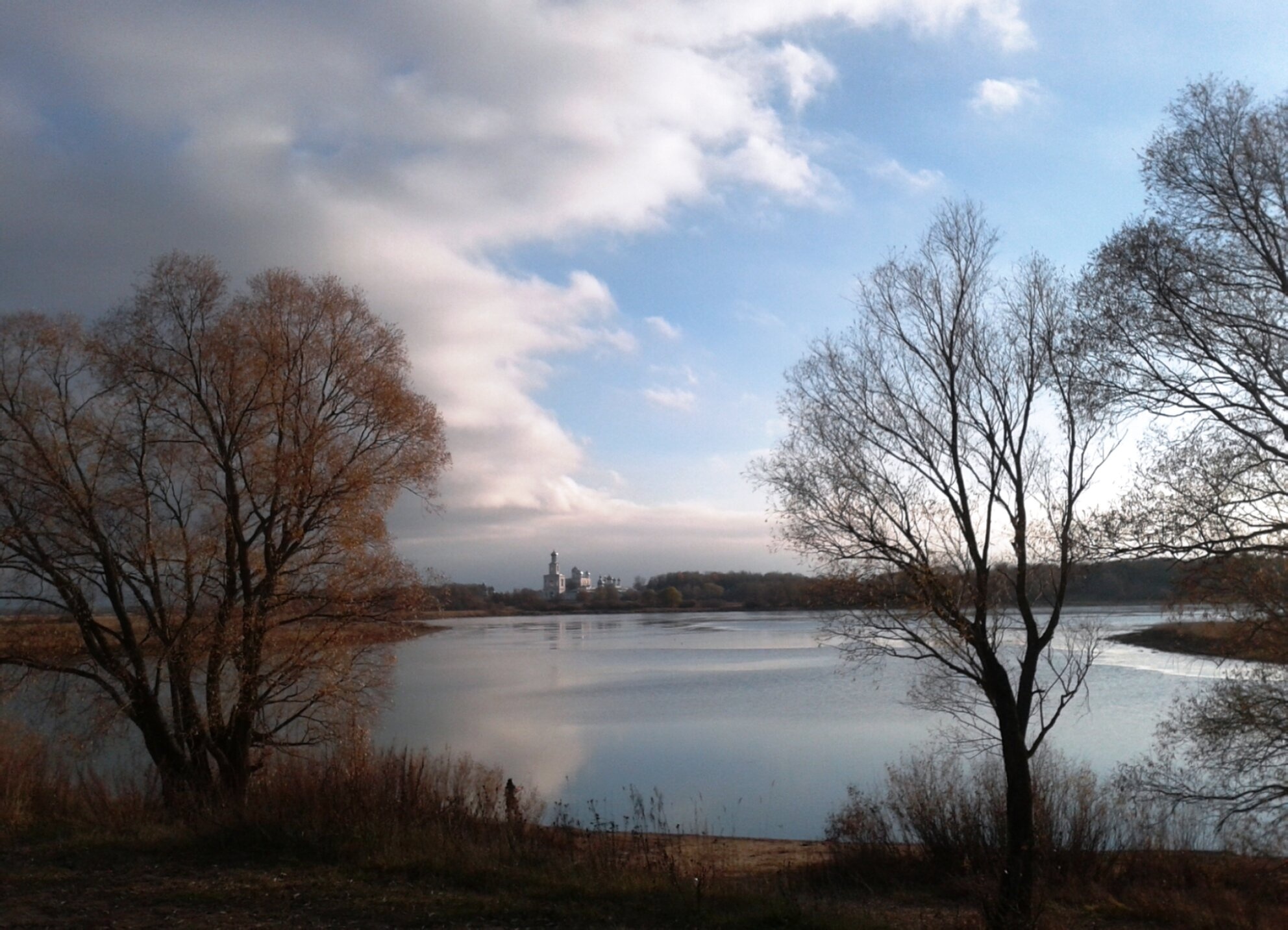 Юрьев монастырь в Великом Новгороде - осенний пейзаж