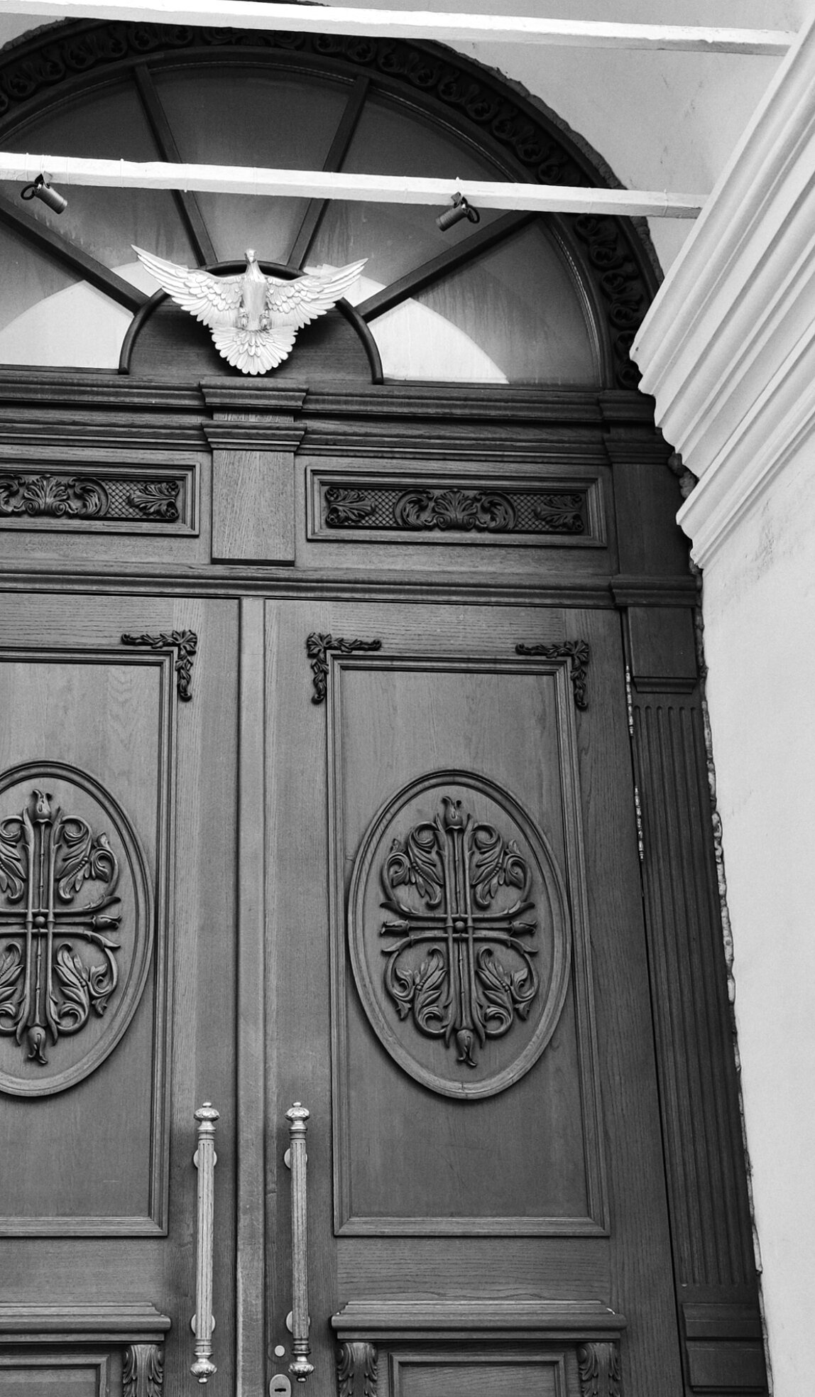 Резные двери главного входа в Спасский собор города Кирова