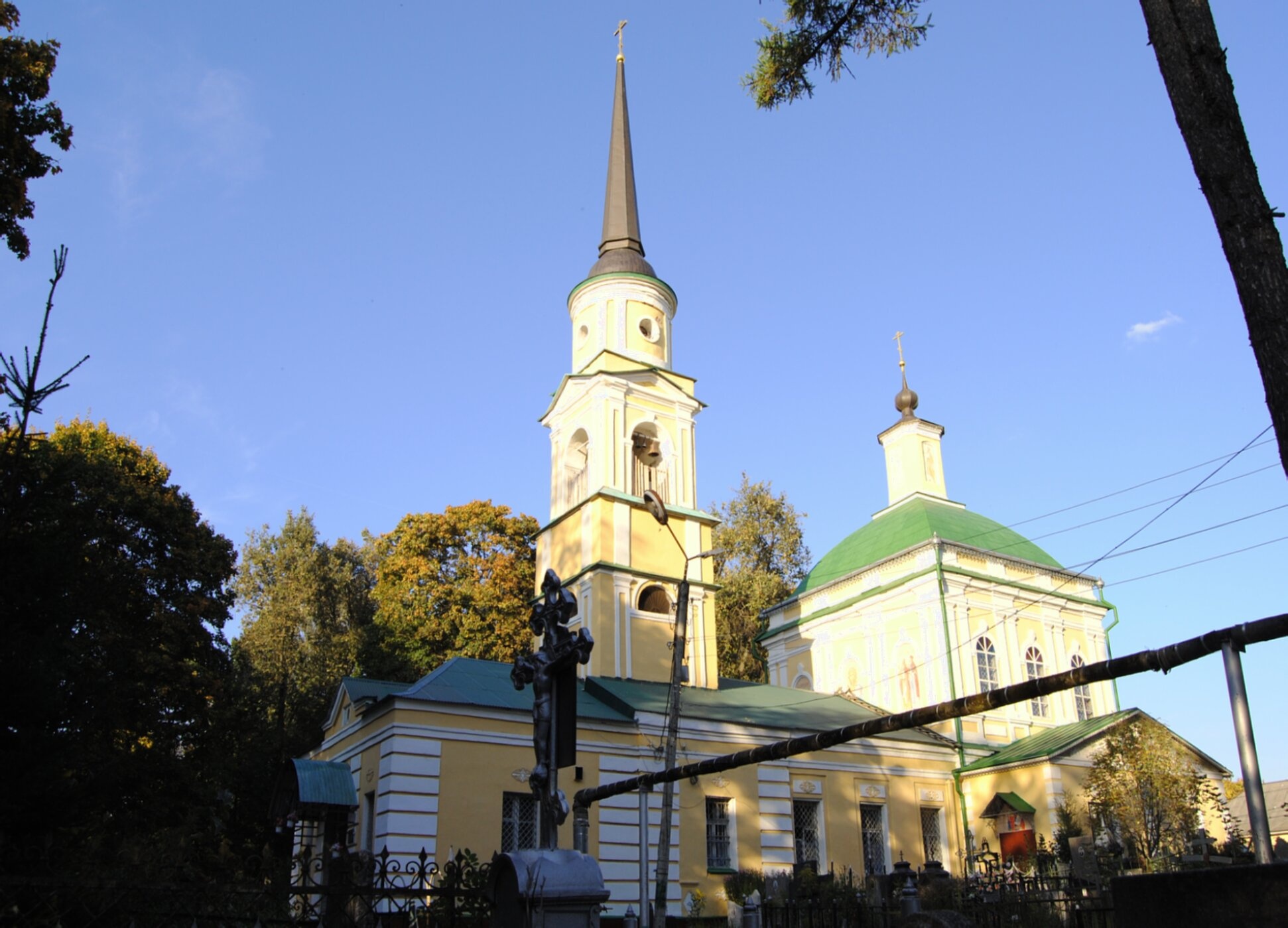 Храм Святых Апостолов Петра и Павла на Пятницком кладбище в Калуге