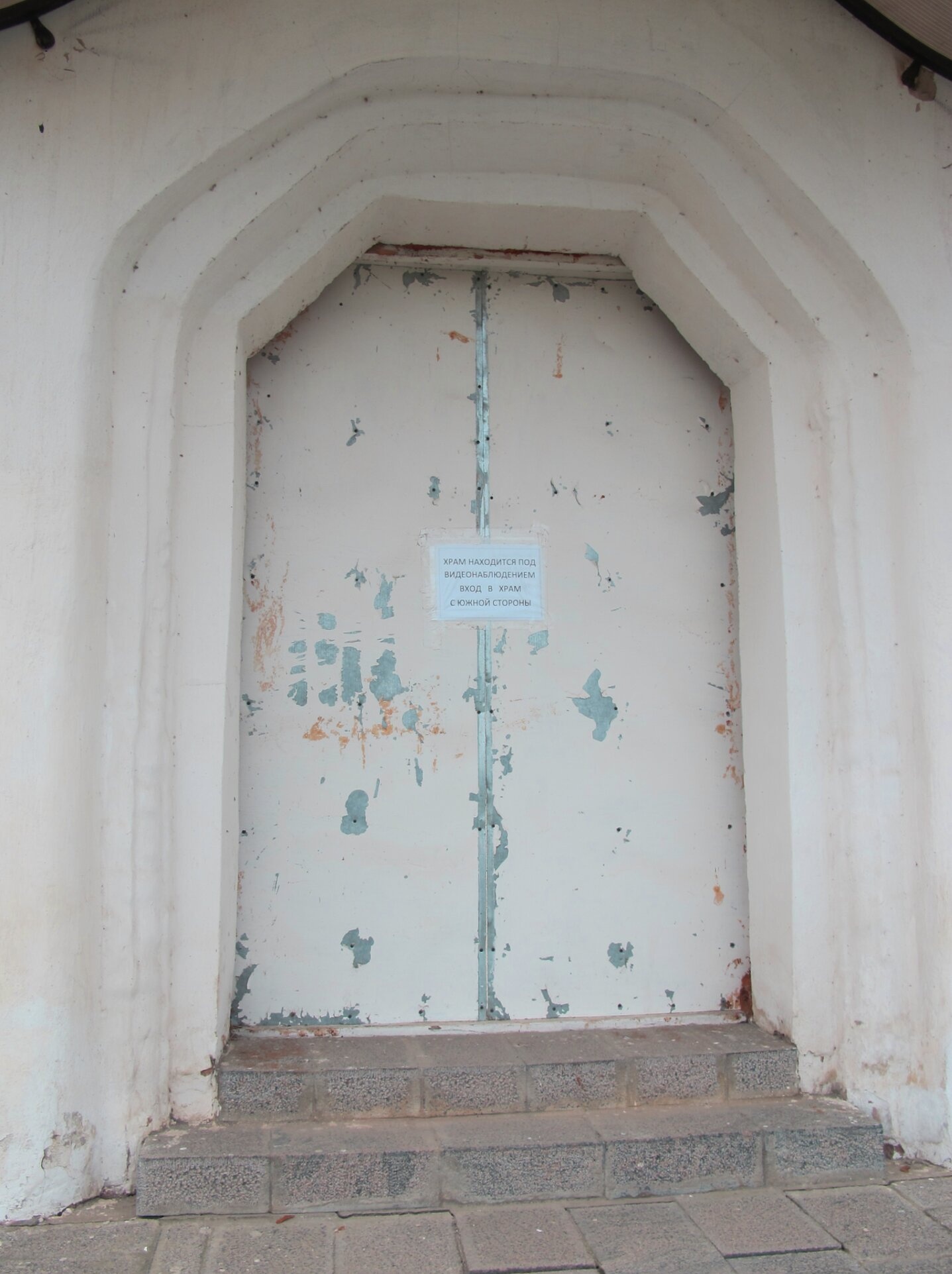 Вход в Церковь Иоанна Богослова в Смоленске: история и архитектура