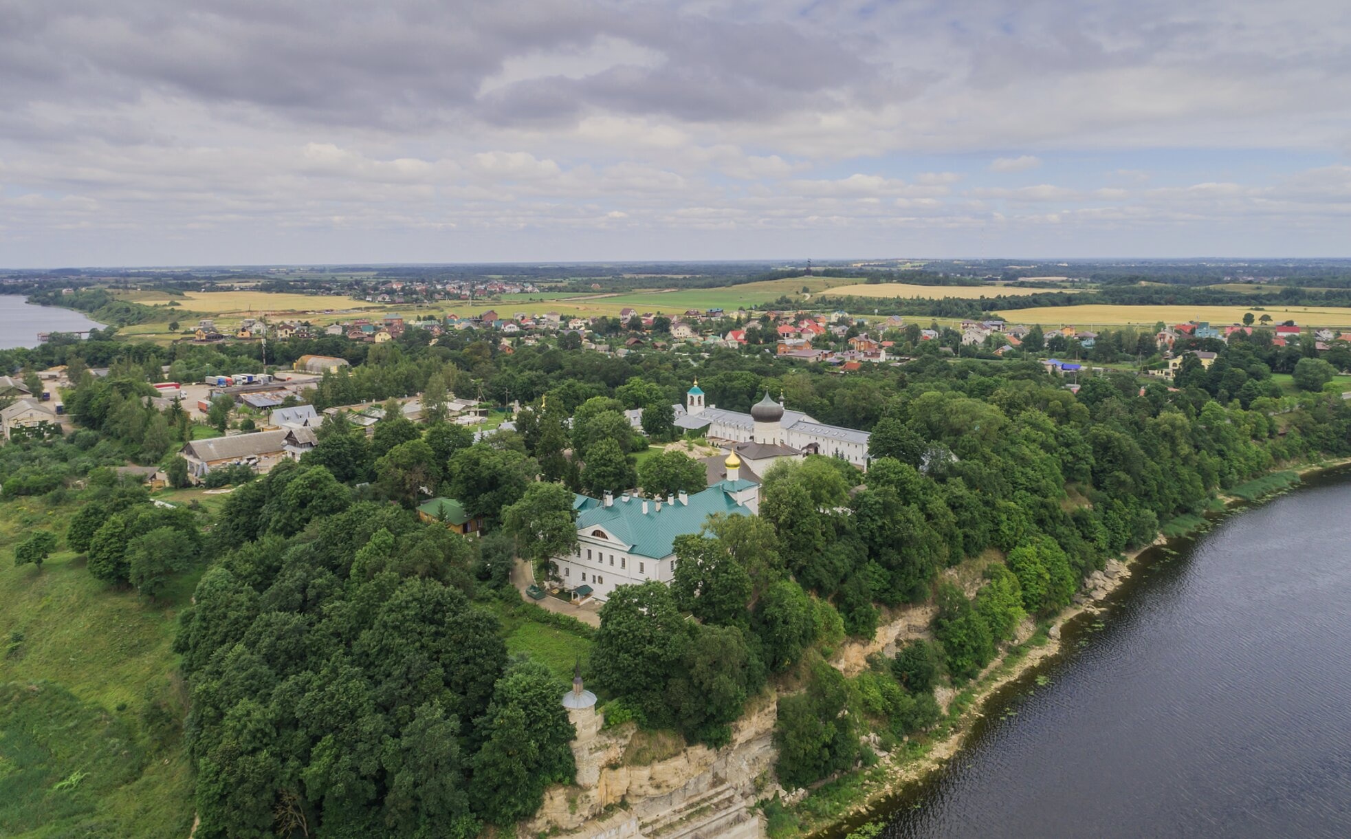 Снетогорский монастырь — древняя обитель на берегу реки Великой