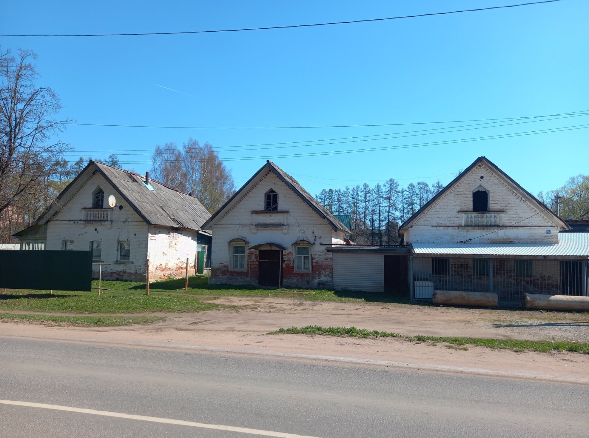 Старинные здания в деревне Сивково Можайского района