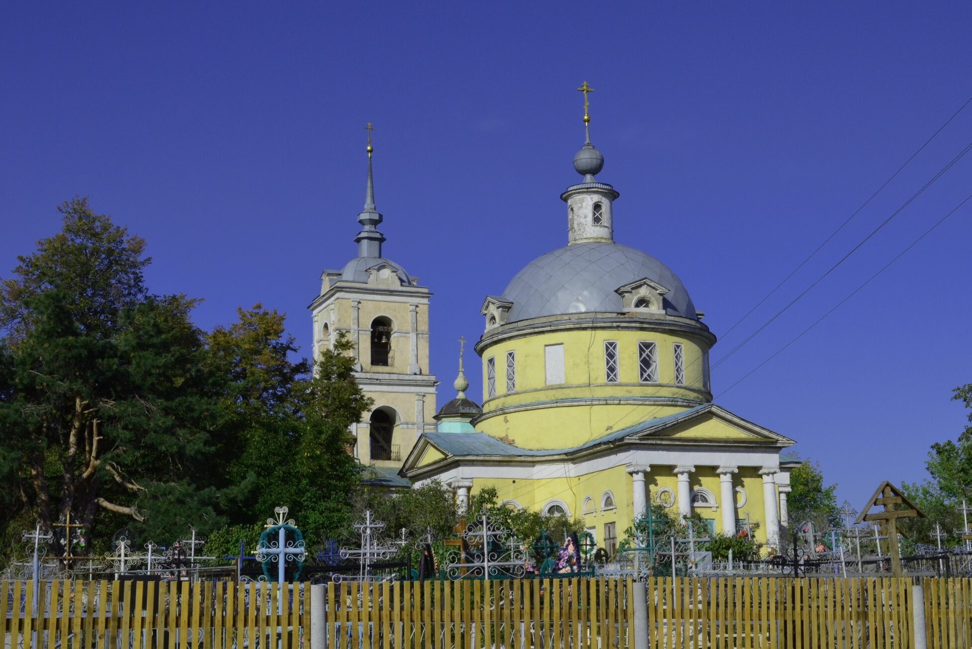 Храм Трех Святителей в селе Белоомут