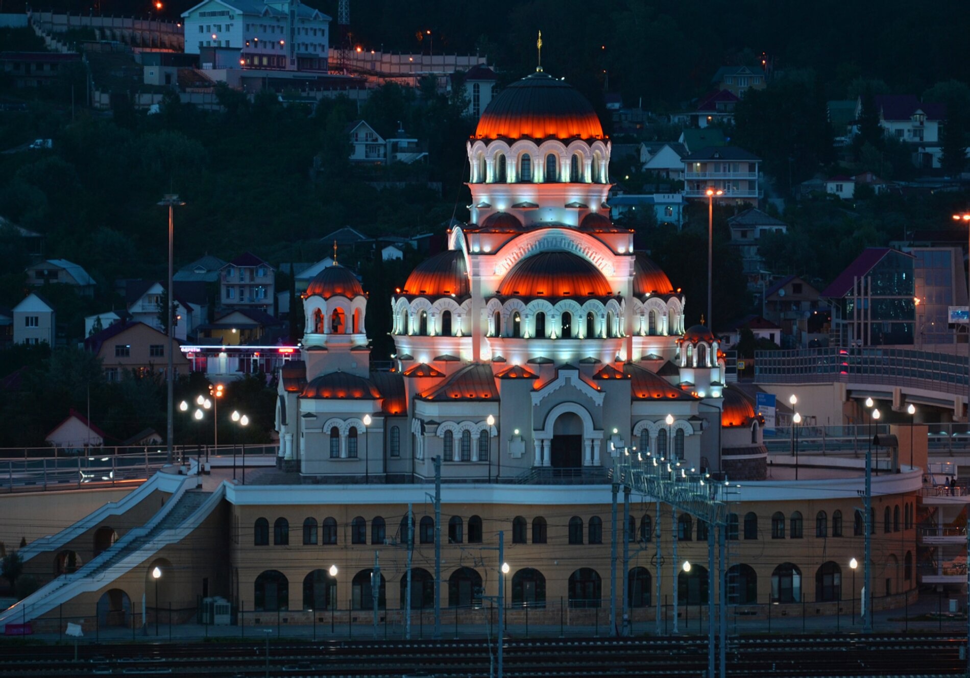 Храм Нерукотворного Образа Христа Спасителя в вечерней подсветке