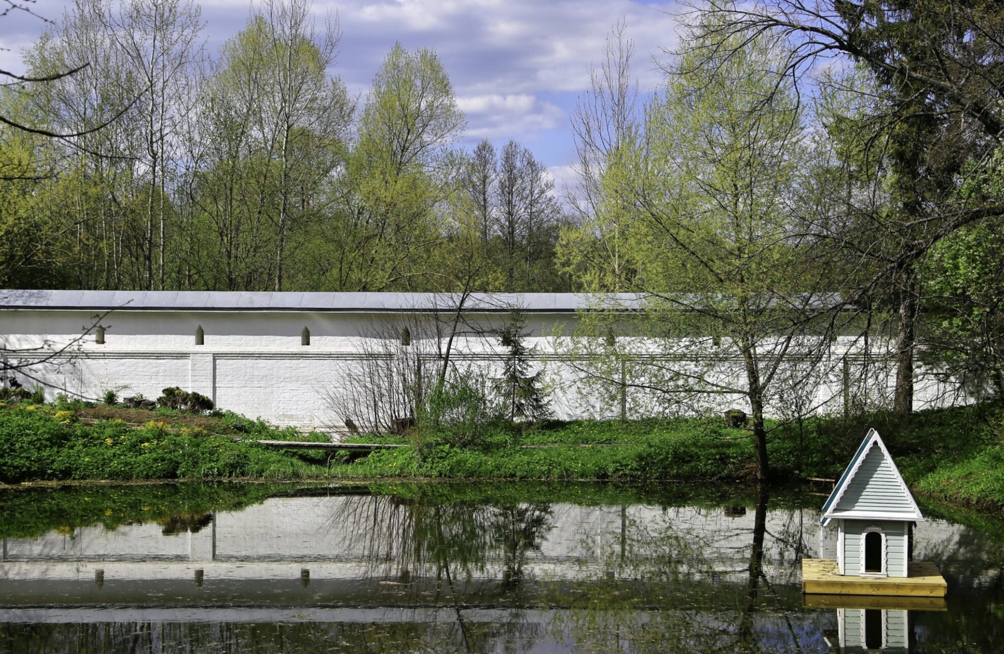 Монастырский пруд и северная стена Свято-Троицкого Стефано-Махрищского монастыря