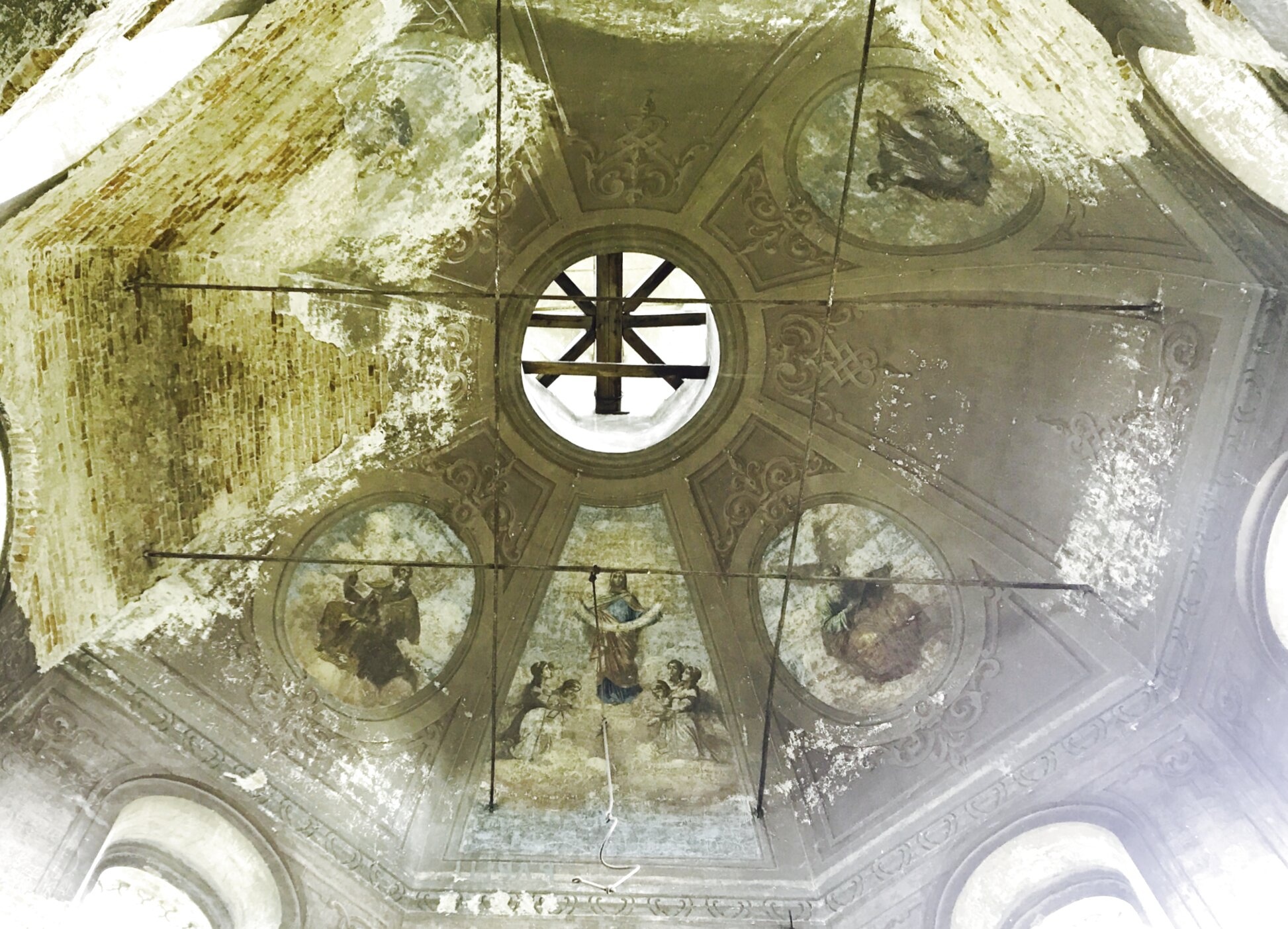 Купол и фрески Покровского монастыря в Верхотурье