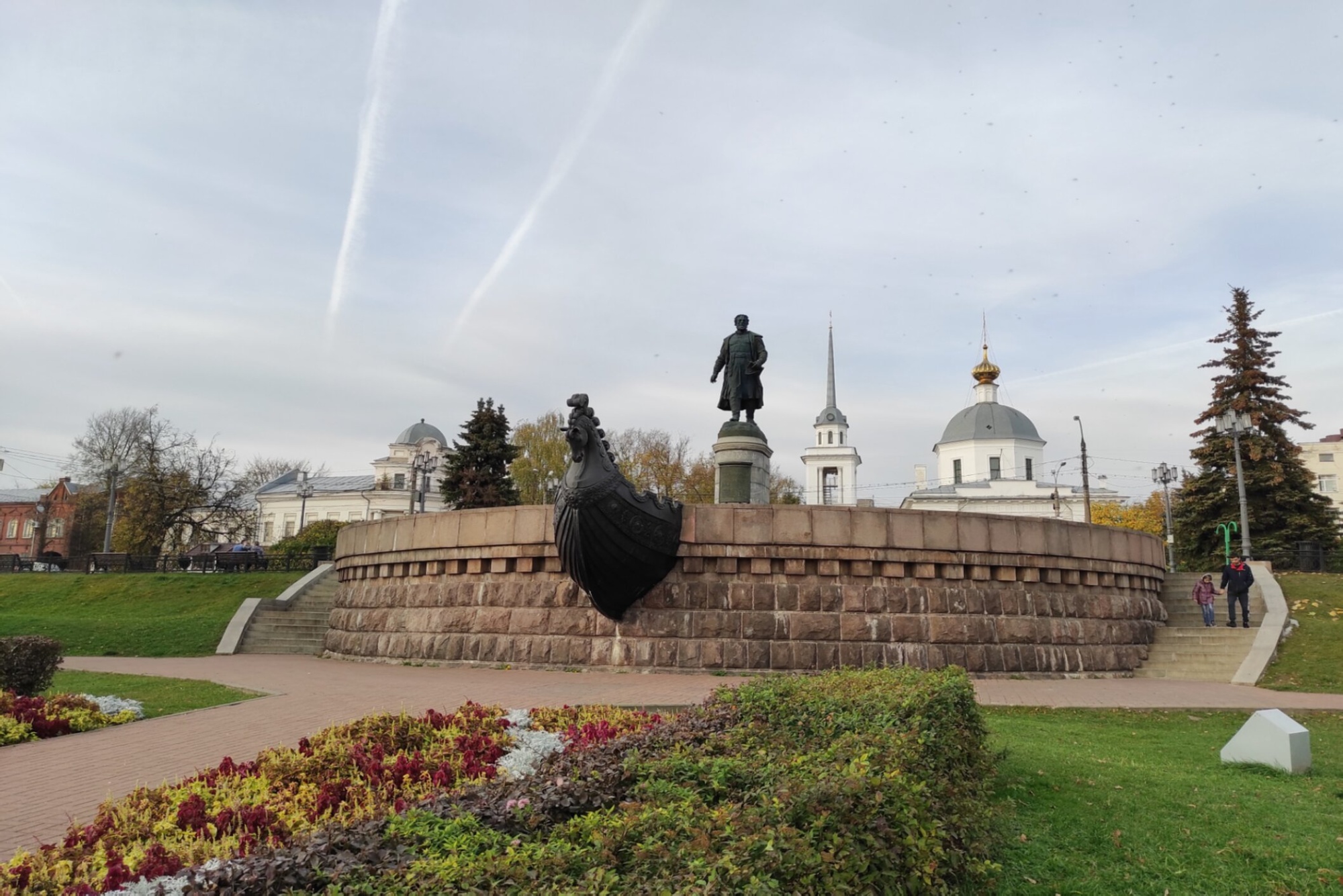 Памятник Афанасию Никитину и храм Николая Чудотворца в Твери