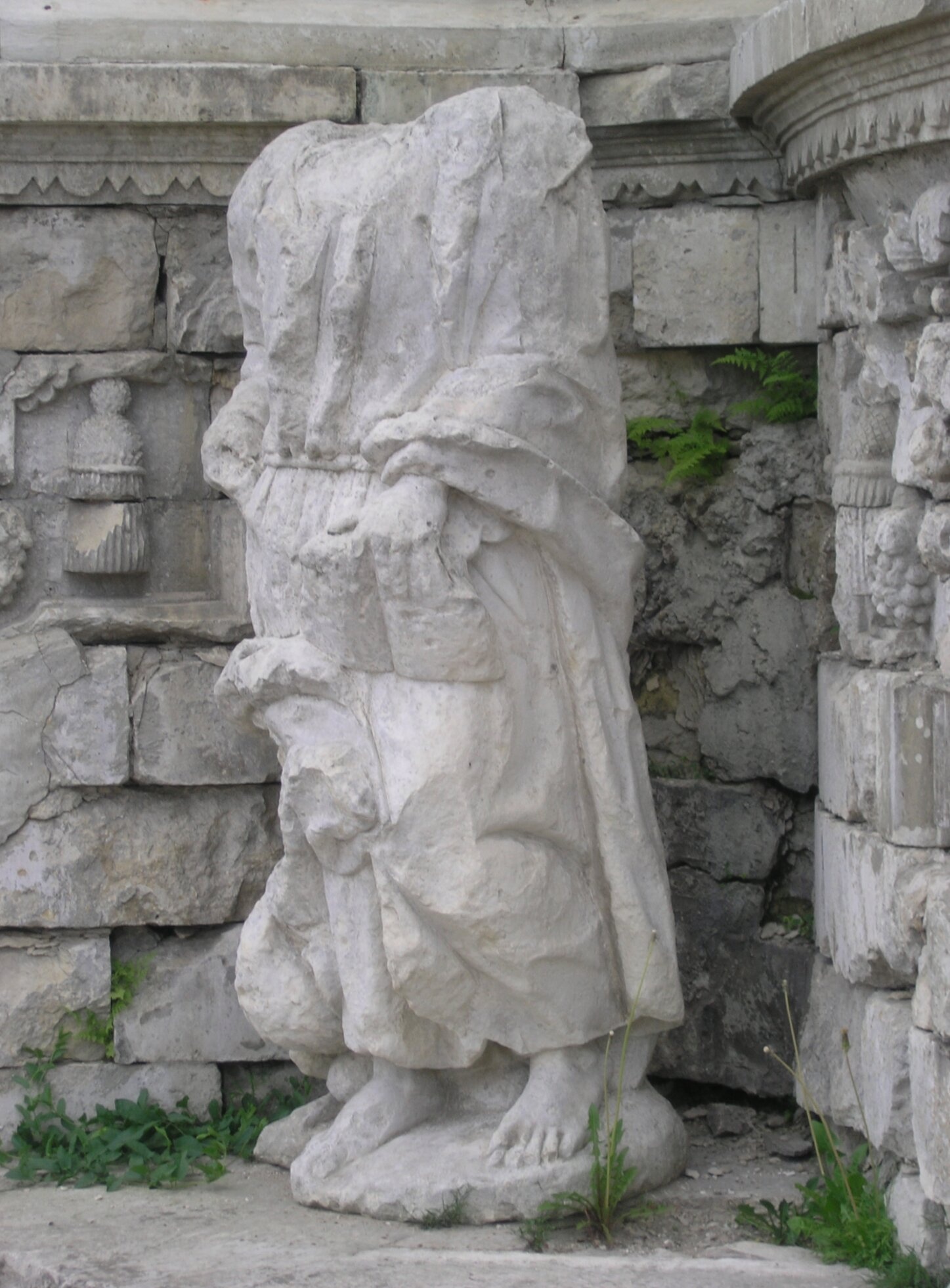 Каменная статуя без головы у Знаменской церкви в Дубровицах