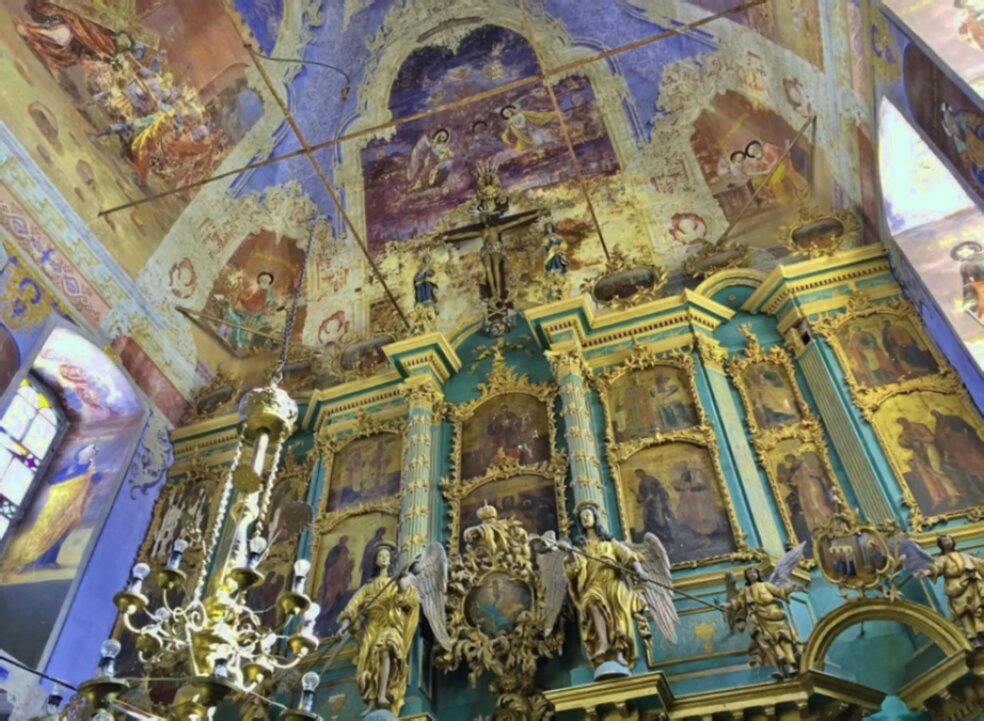 Интерьер и иконостас Троицкой церкви в селе Новое (Курба)