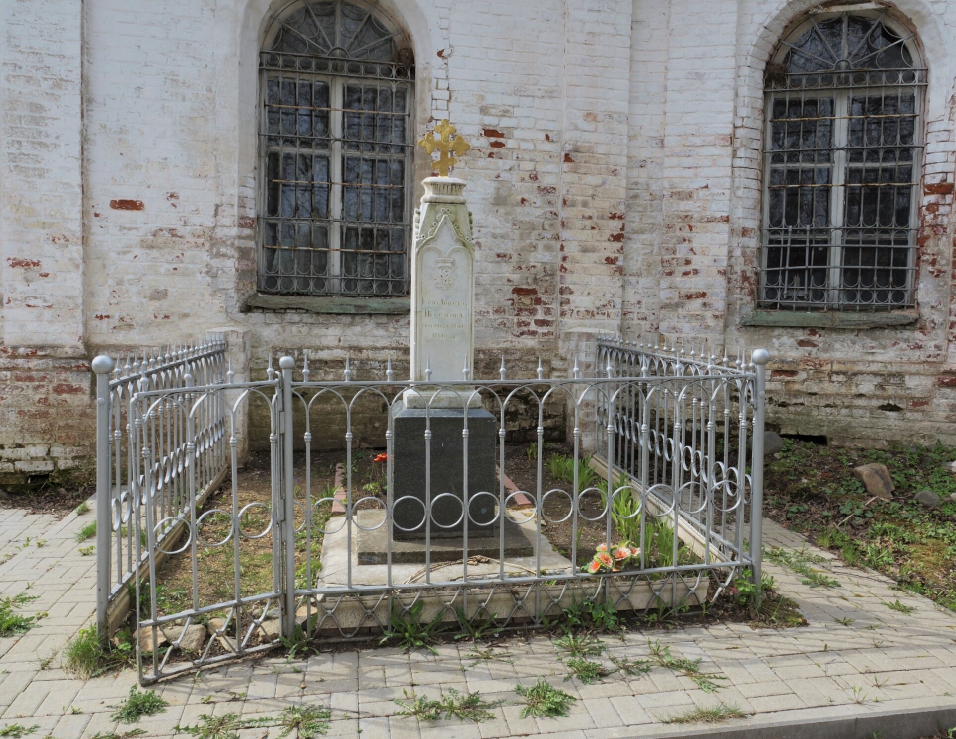 Памятник на могиле Елены Некрасовой в селе Гзино