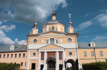 Надвратный Преображенский храм Николо-Шартомского монастыря
