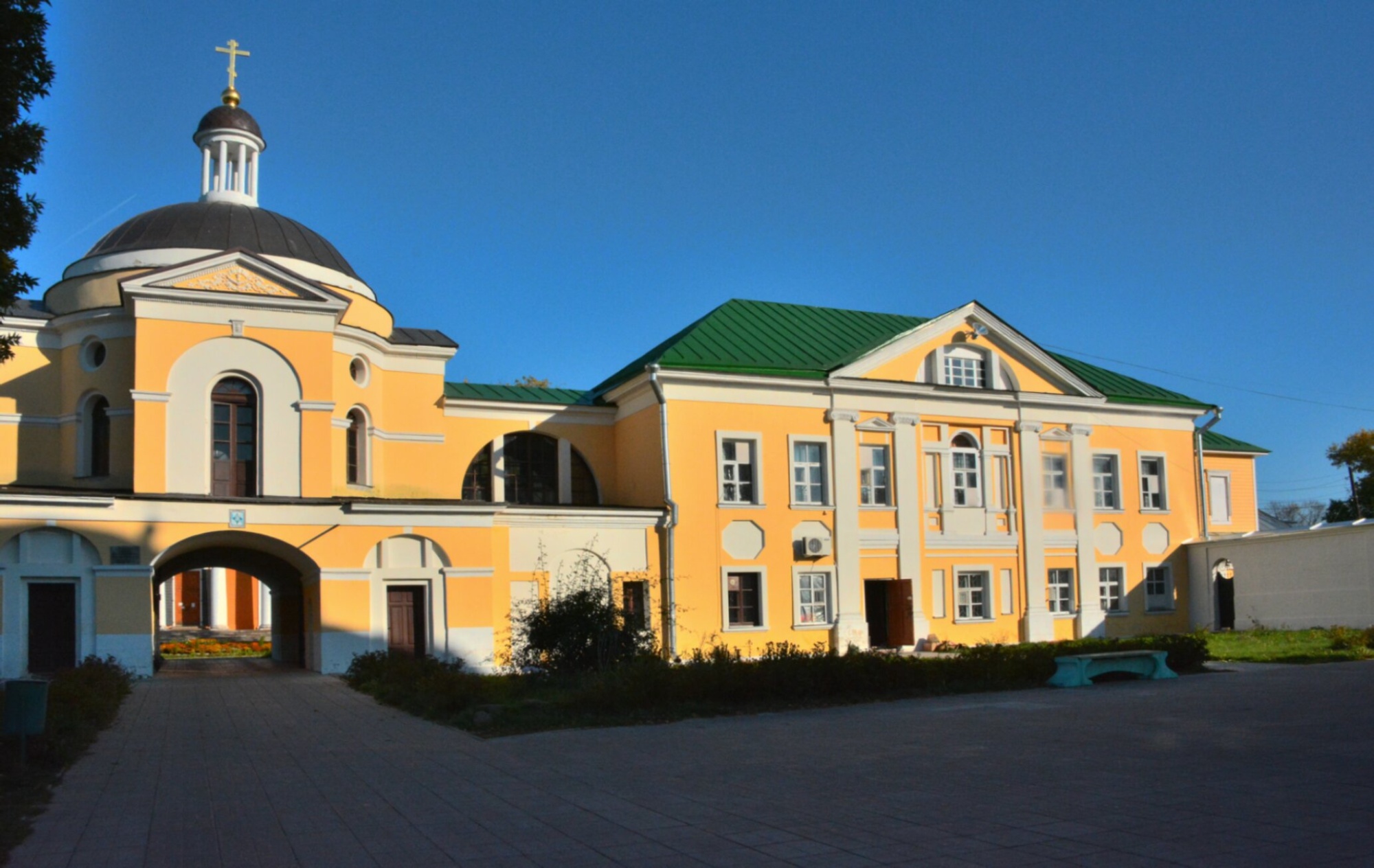 Надвратная Спасская церковь Христорождественского монастыря в Твери