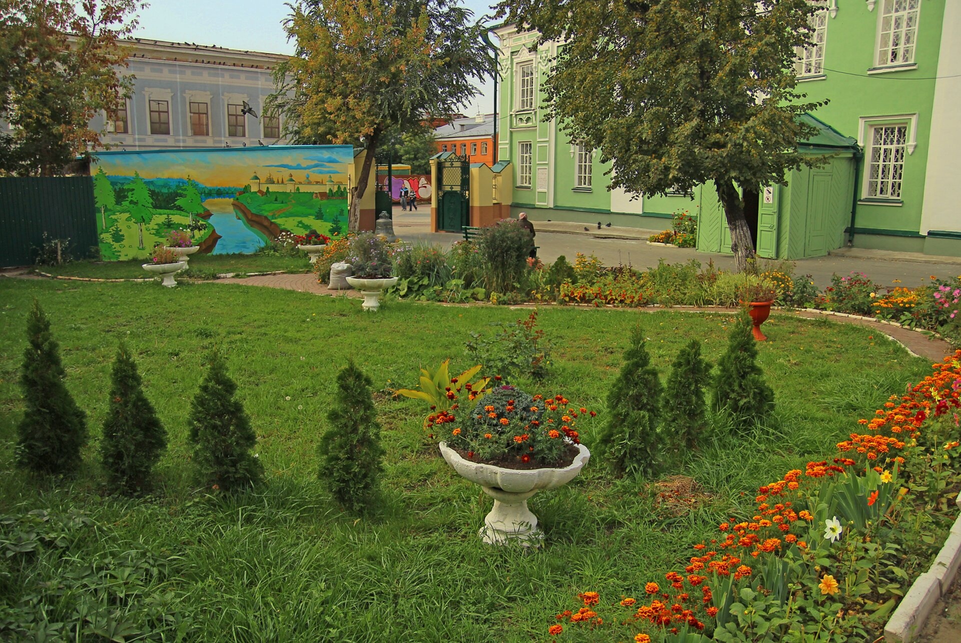Двор Никольского собора в Казани