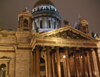 Исаакиевский собор на ночной фотографии: величественный вид в свете прожекторов