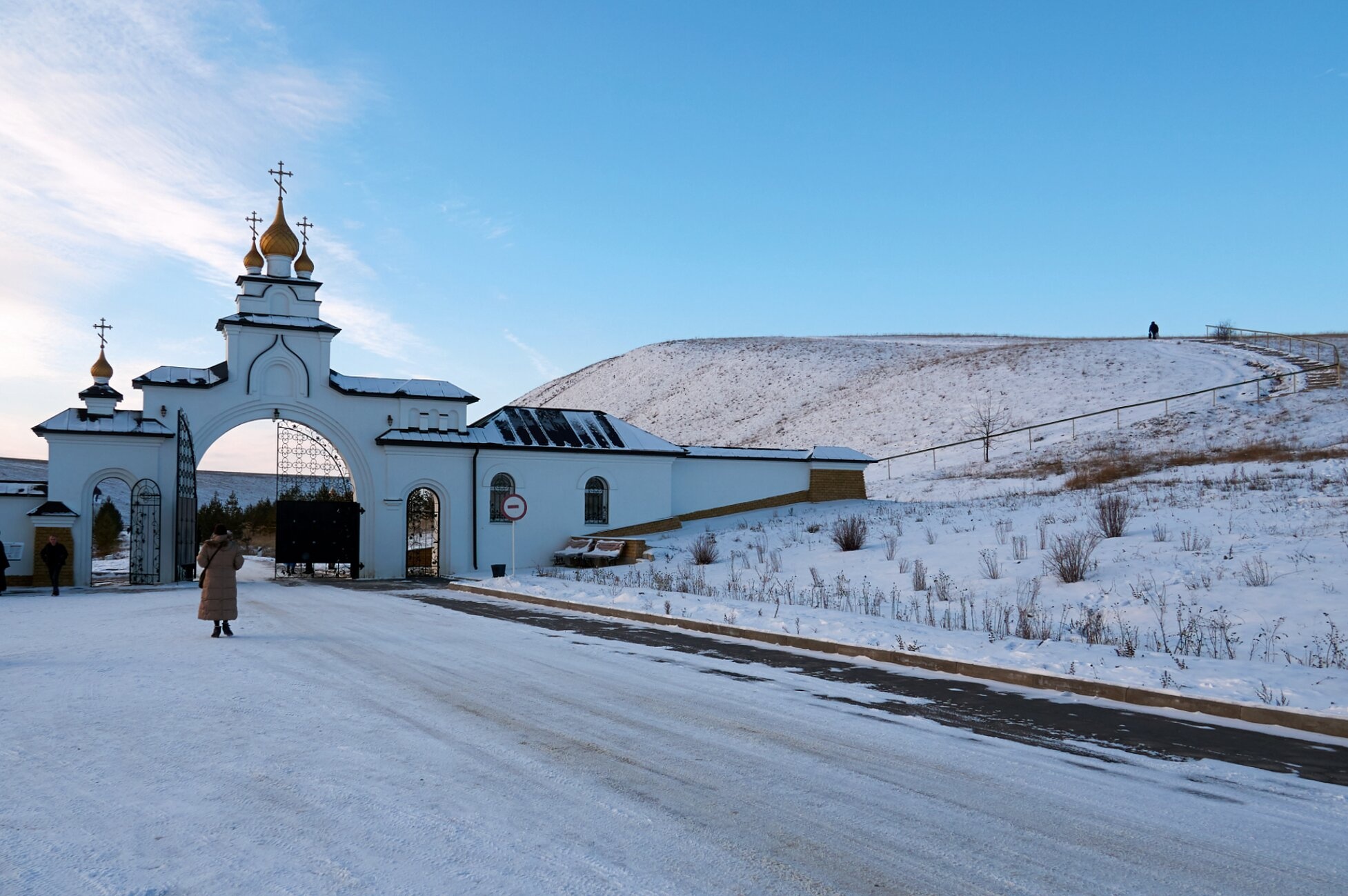 Врата Костомаровского Спасского женского монастыря в зимнем убранстве
