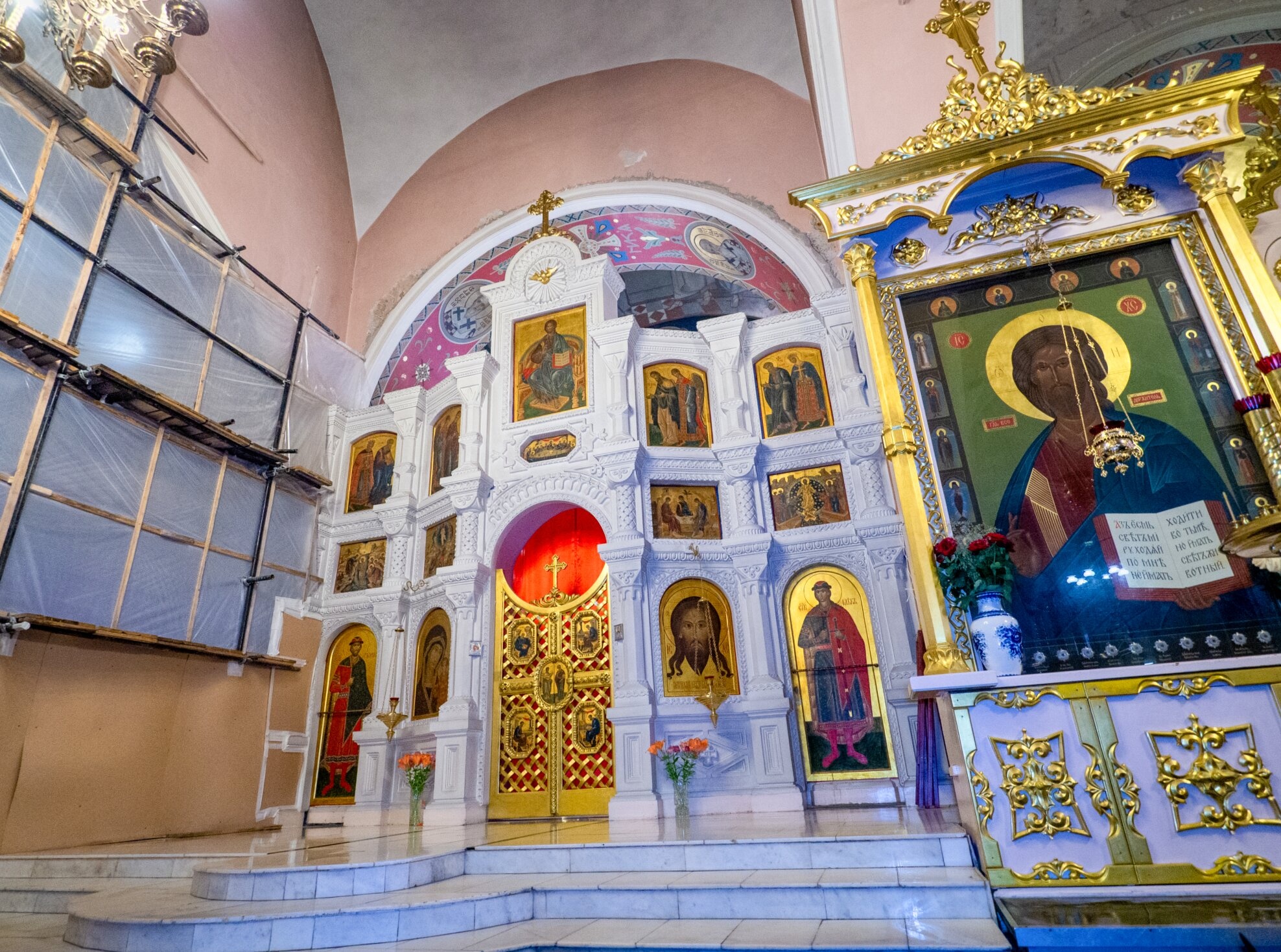 Интерьер Троицкого храма в городе Раменское