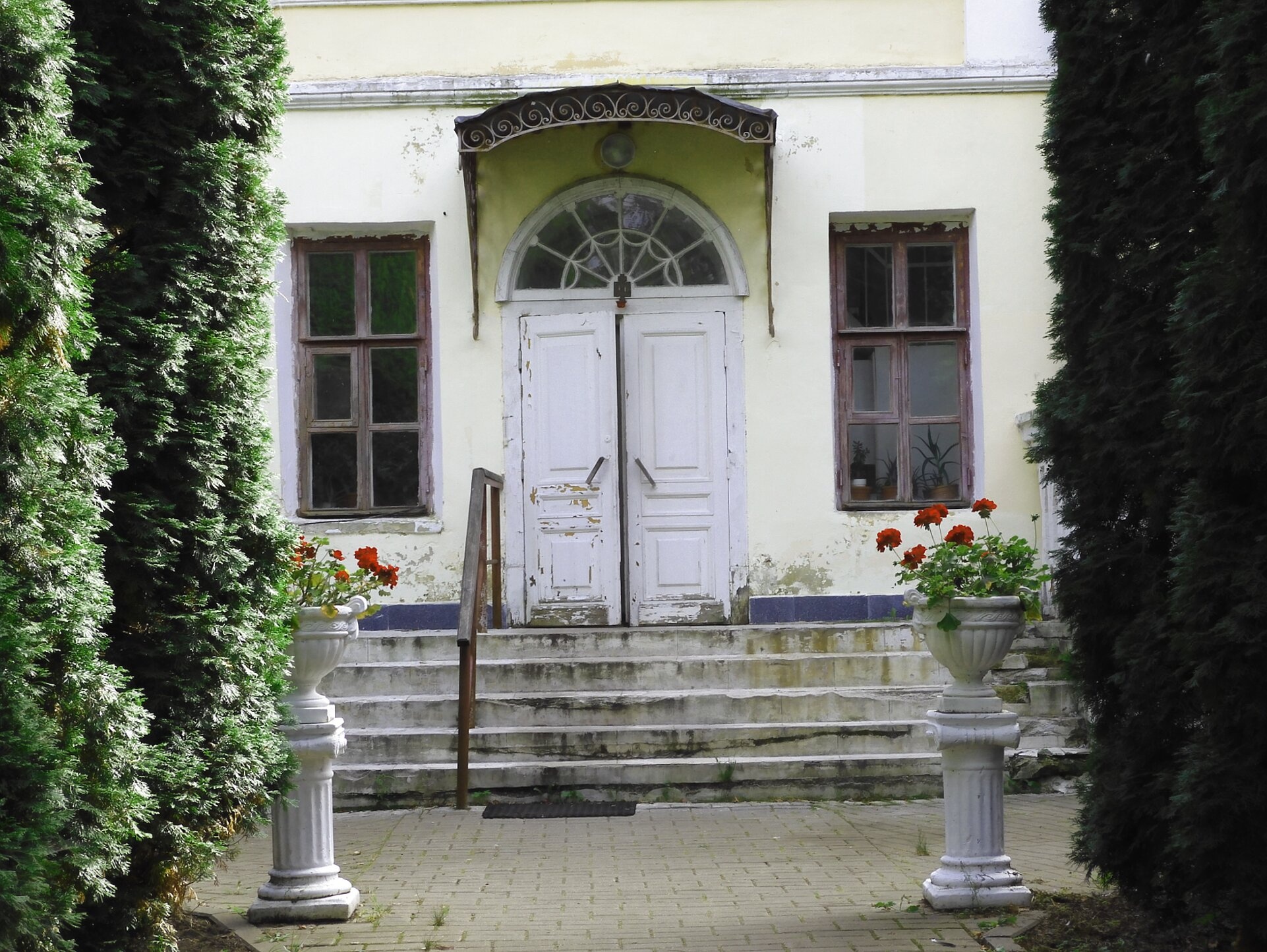 Вход в Старый братский корпус Иосифо-Волоцкого монастыря