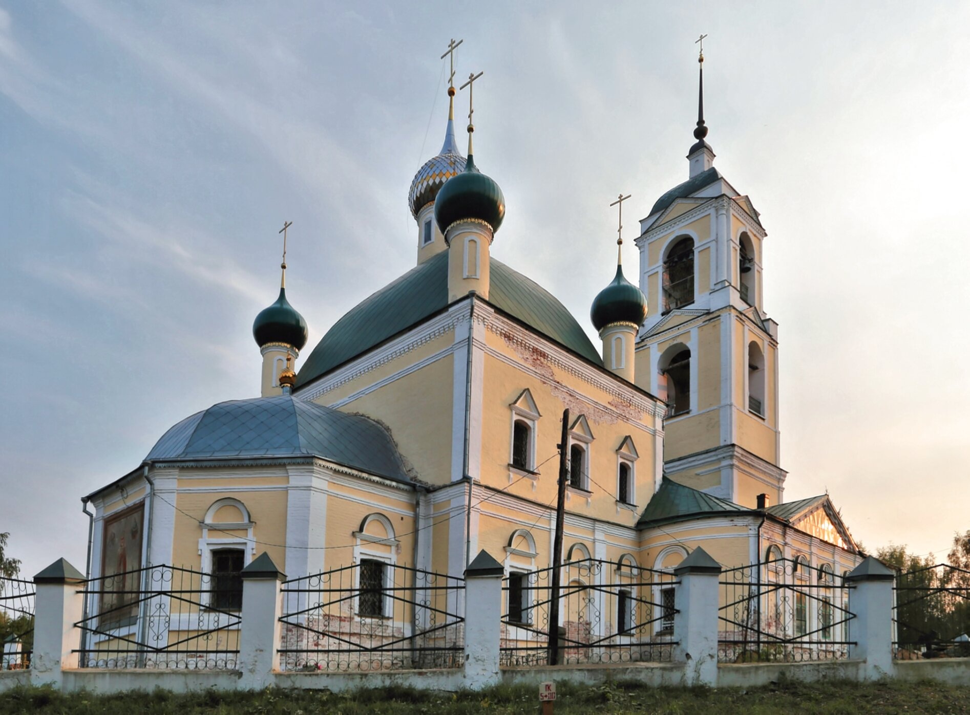 Вознесенская церковь в селе Красное - архитектурный памятник