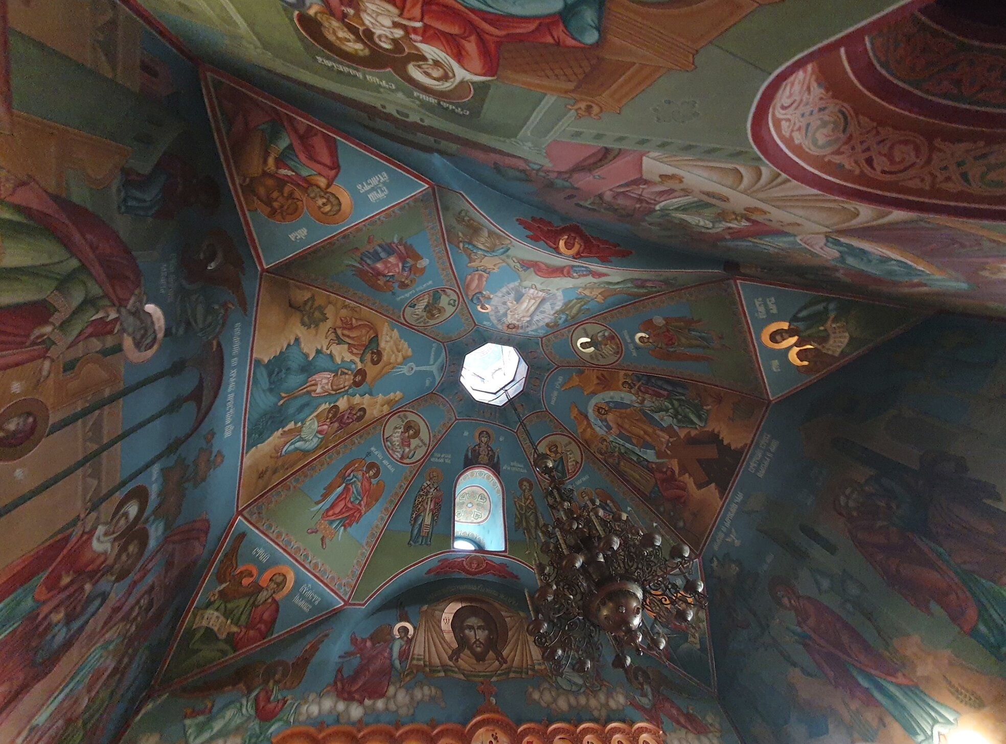 Росписной купол православного храма в Берёзово