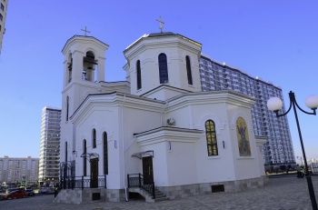 Бульвар Адмиралтейский, дом 6 и Свято-Андреевский храм в Краснодаре