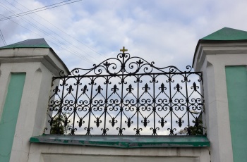 Кованая ограда Свято-Троицкого храма в Старом Осколе