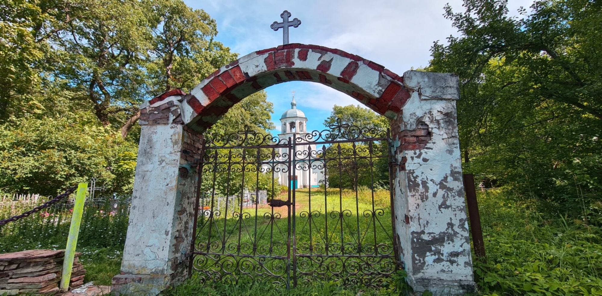 Входные ворота Церкви Успения Пресвятой Богородицы в Коростыни