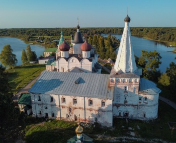 Свято-Троицкий Антониево-Сийский монастырь - архитектурный ансамбль на берегу реки Сии