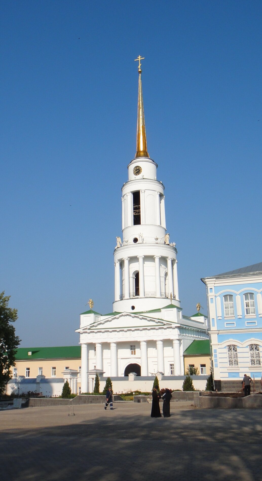 Надвратная колокольня с храмом Николая Чудотворца в Задонском монастыре