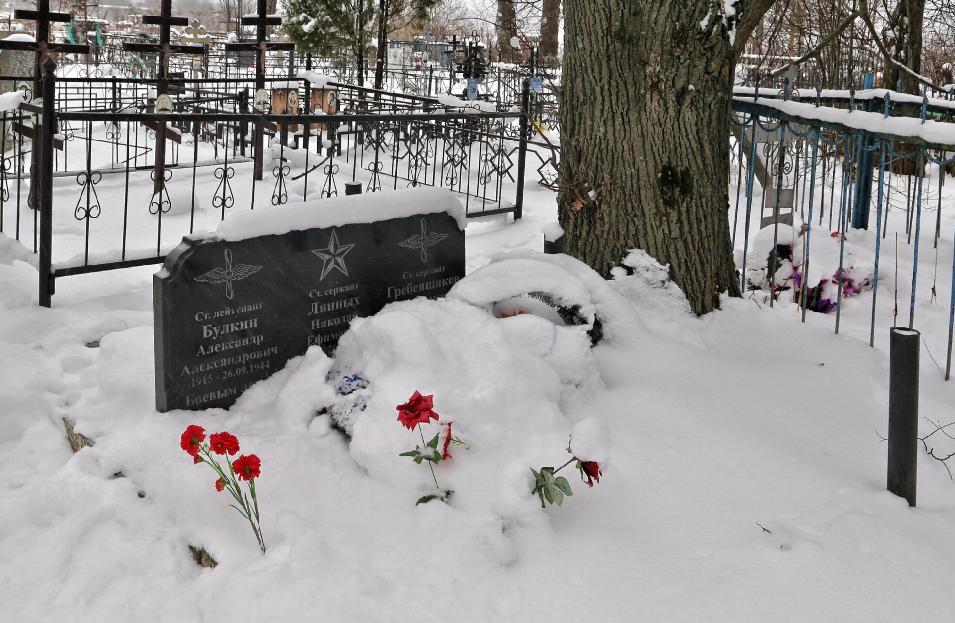 Братская могила летчиков на кладбище Церкви Ильи Пророка в зимний период