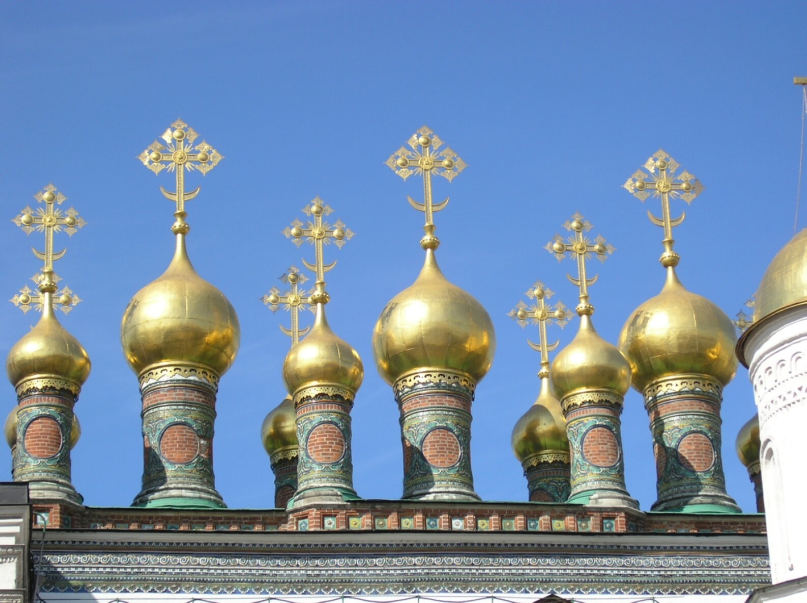 Золотые купола Верхоспасского собора в Московском Кремле