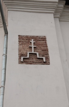 Рельефный крест на стене Церкви Иоанна Богослова в Смоленске