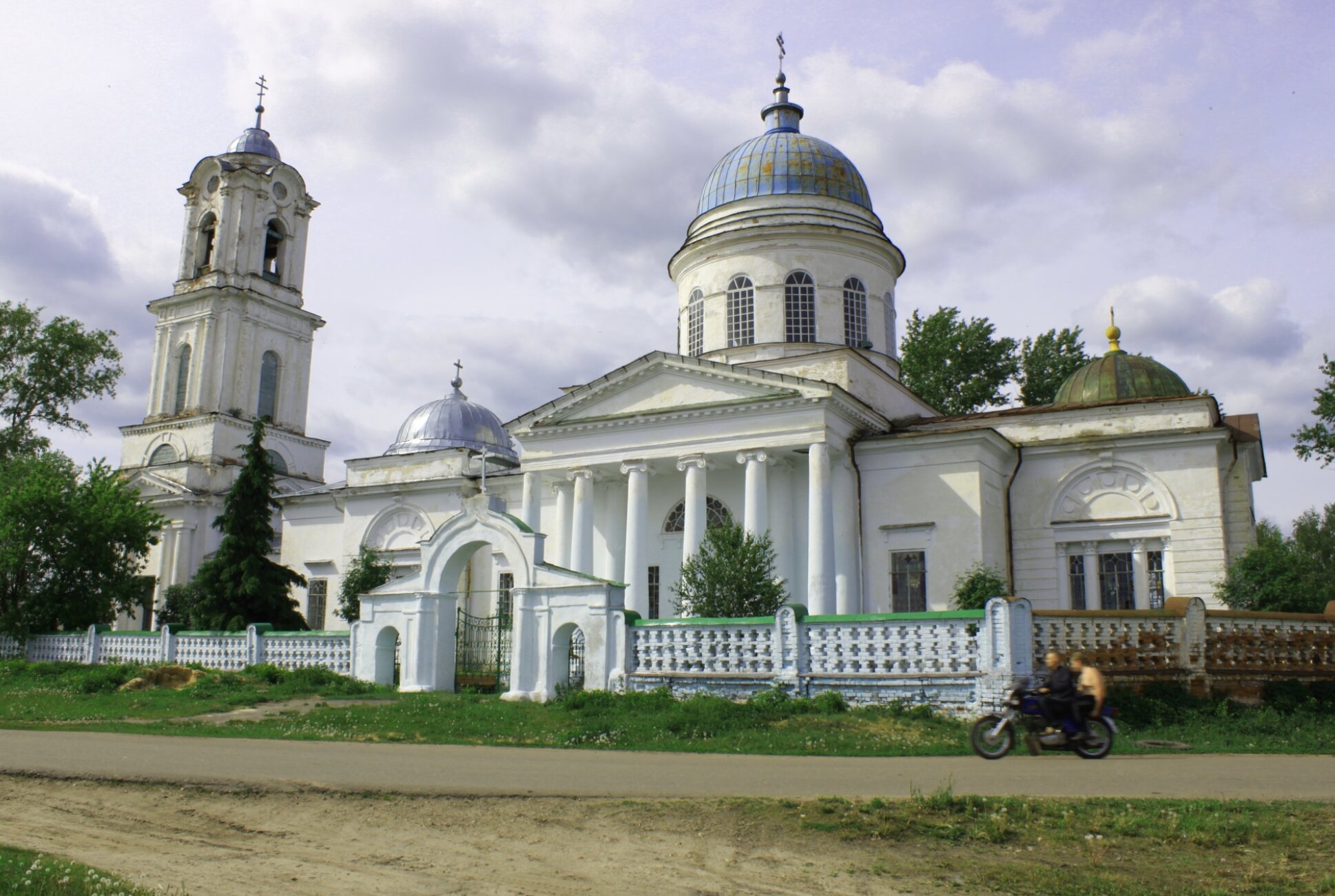 Храм Святой Живоначальной Троицы в селе Красный Бор