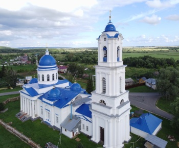 Храм Святой Живоначальной Троицы в селе Красный Бор