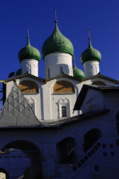 Никольский собор с крыльцом в Николо-Вяжищском монастыре