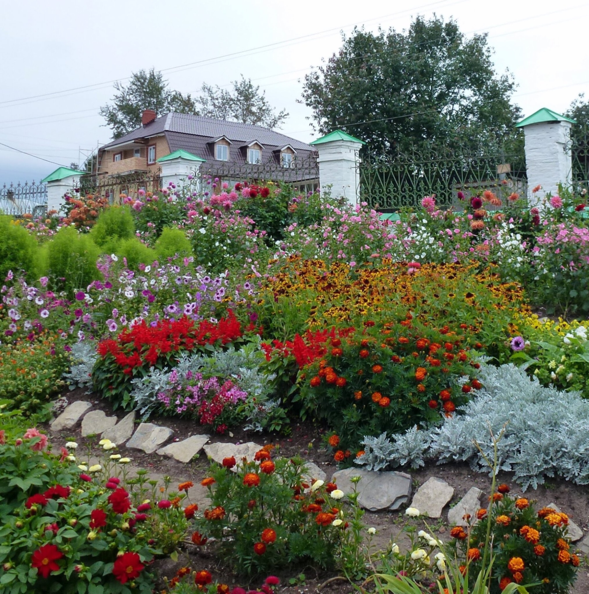 Цветник у Иоанно-Богословского монастыря в Чердыни